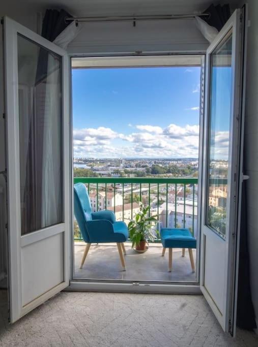 Renovated 2-bed 2 Min From Lyon Apartment *